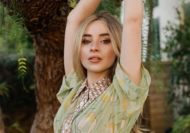 Sabrina Carpenter arrasa no tutorial de skin care, maquiagem do dia a dia e delineado!