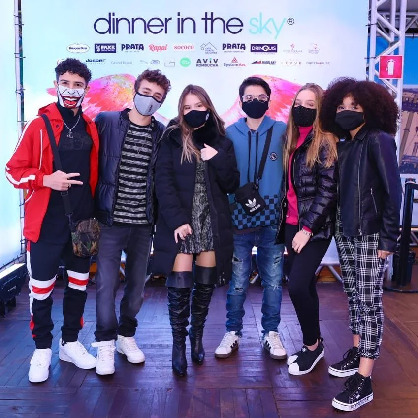 Sophia Valverde comemora seus 15 anos em jantar nas alturas com elenco de ‘Poliana’