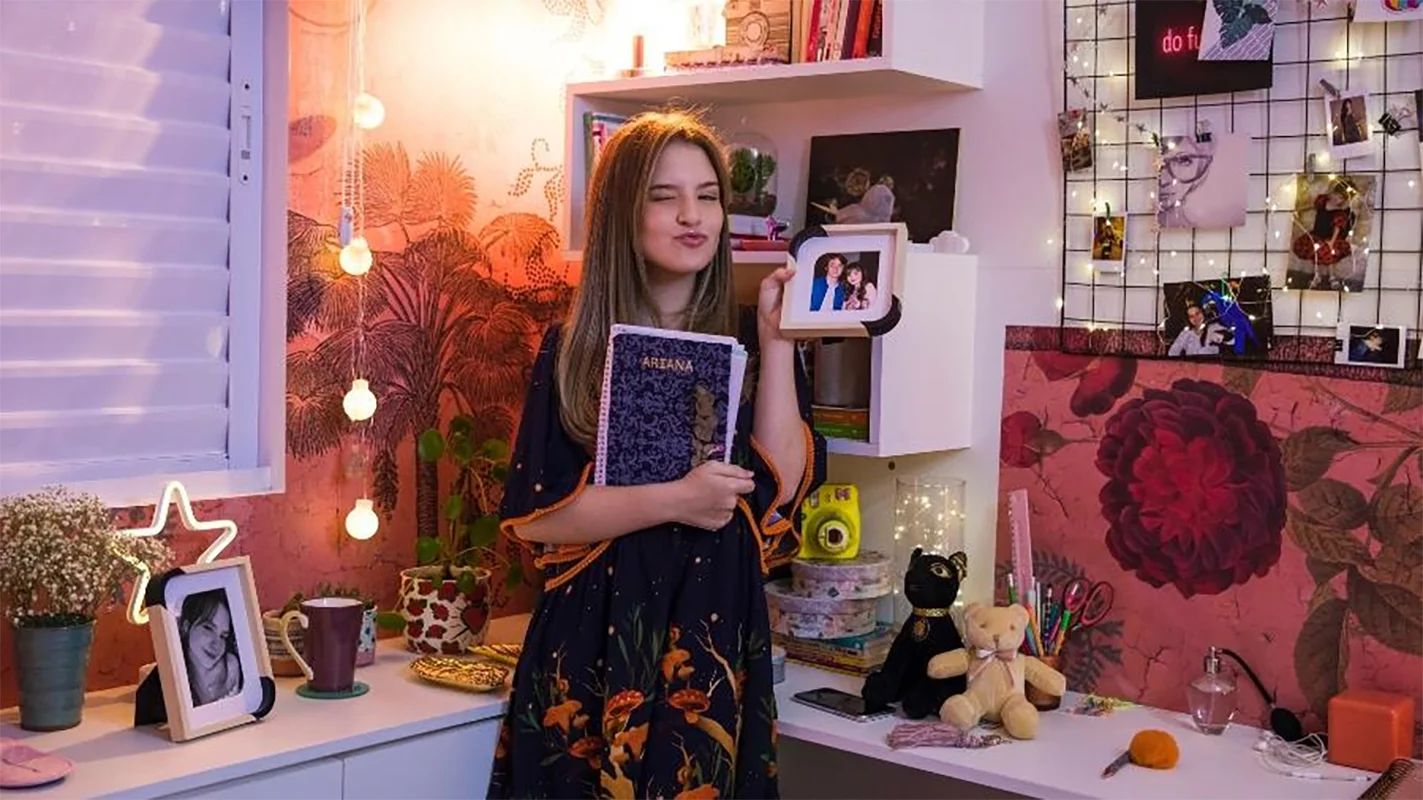 Oi? Sophia Valverde está gravando um filme dentro do seu quarto! Entenda