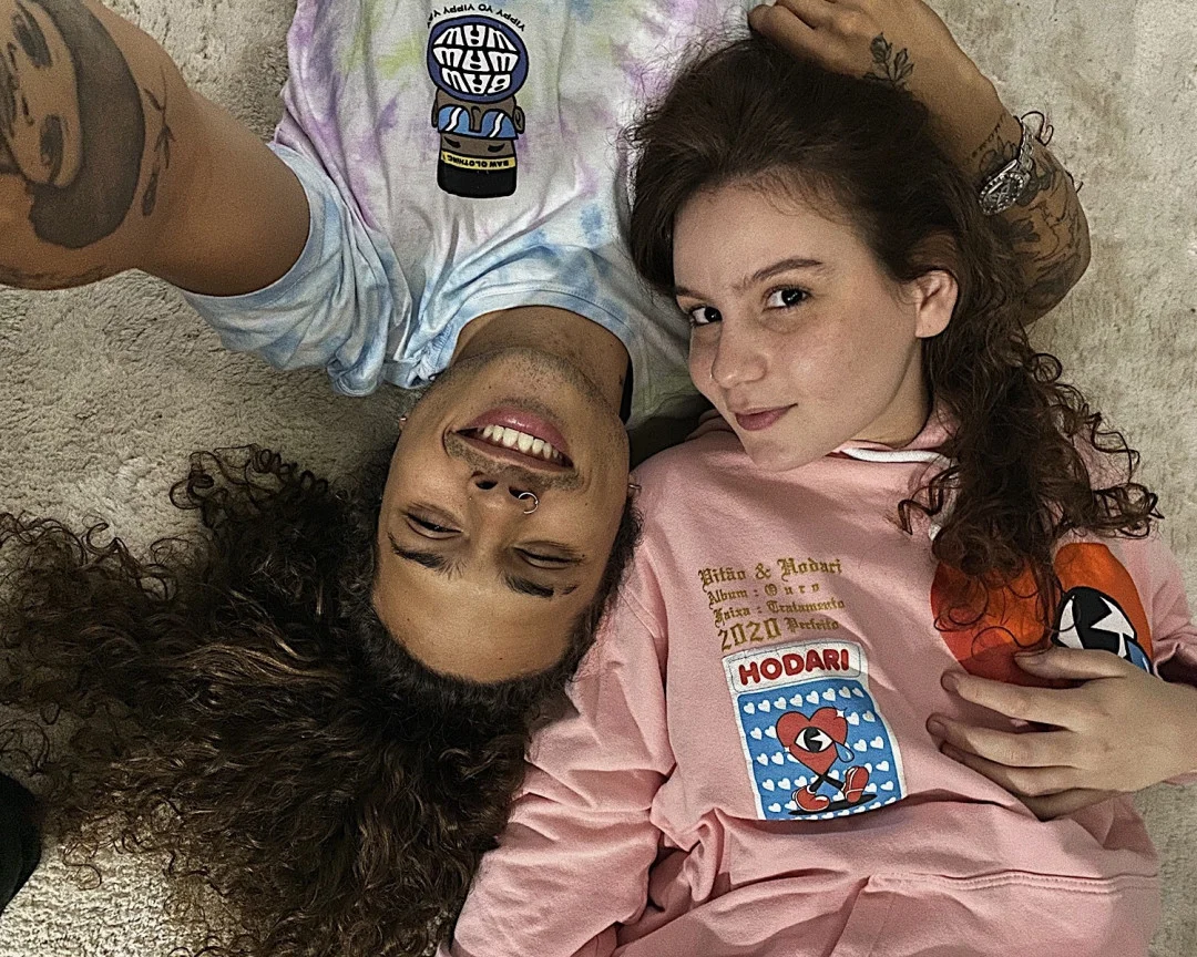 Carol Biazin lança a romântica ‘Sempre Que Der’ com Vitão e é só elogios ao amigo