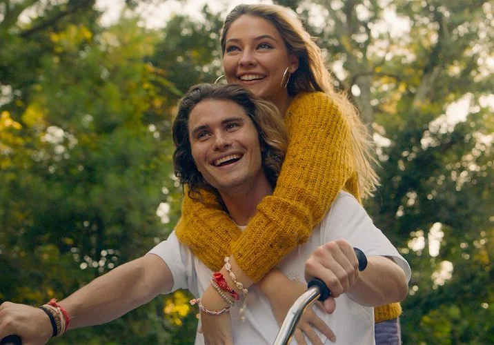 Saiu! Chase Stokes e Madelyn Cline esbanjam romance no clipe de ‘Hot Stuff’