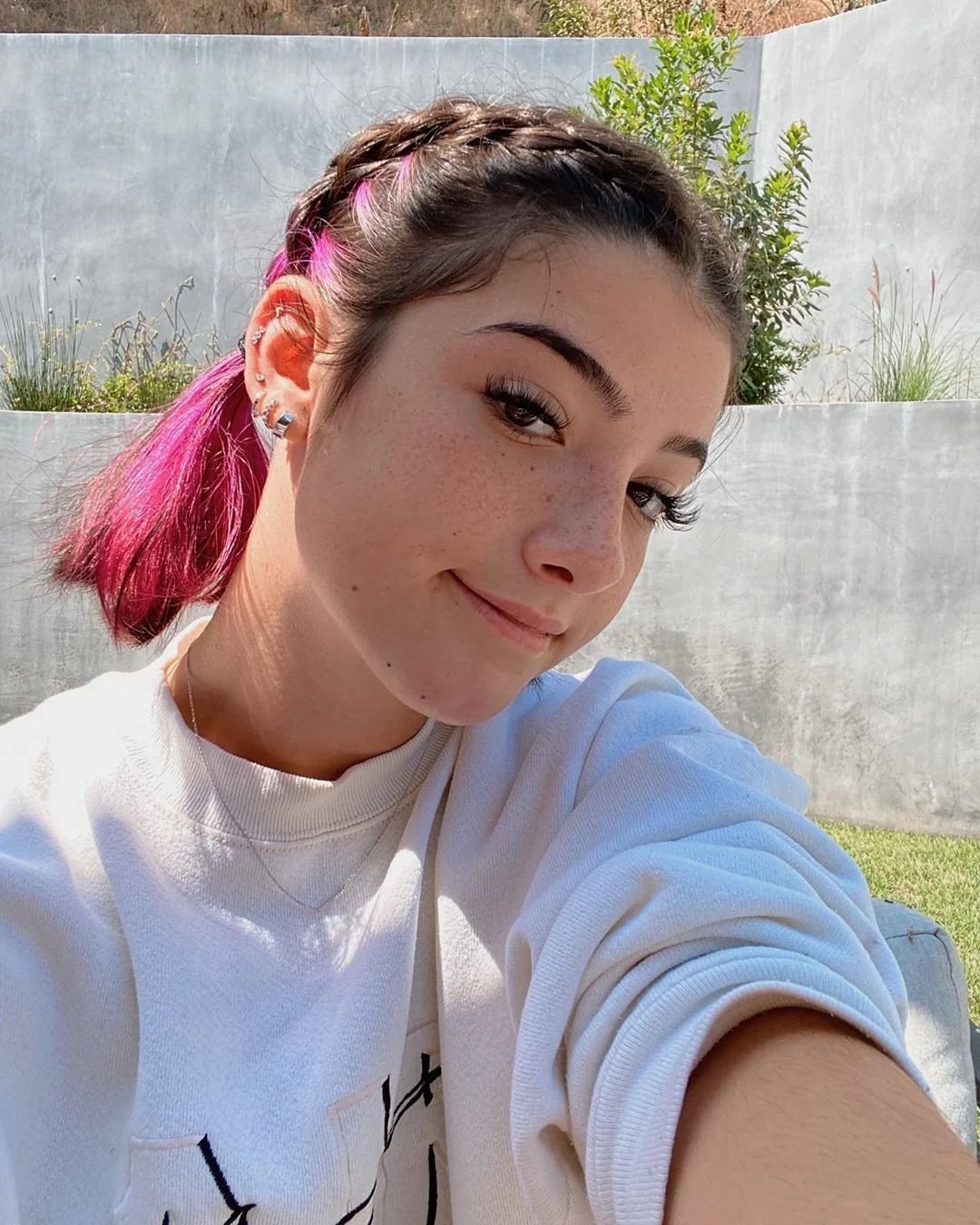 Charli D’Amelio fala, pela primeira vez, sobre distúrbio alimentar que tem enfrentado