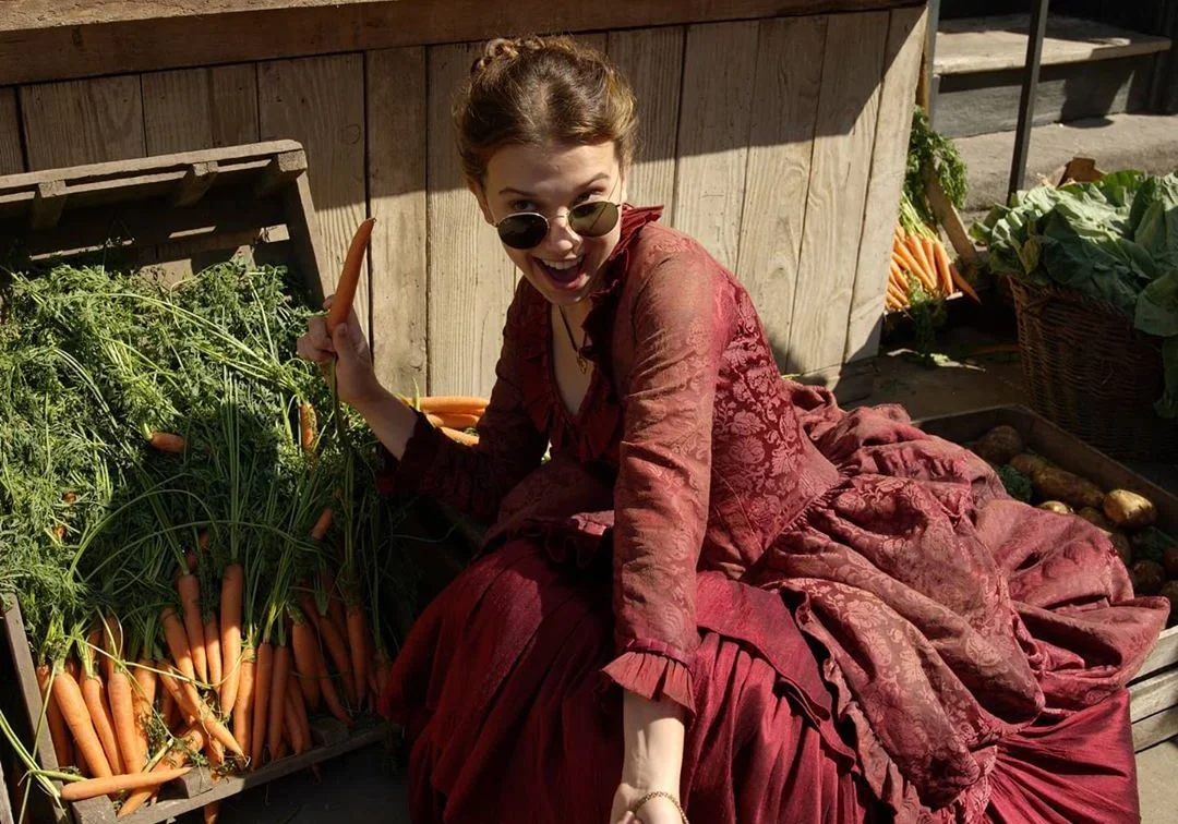 Quer rir? Vem assistir os erros de gravação de ‘Enola Holmes’!