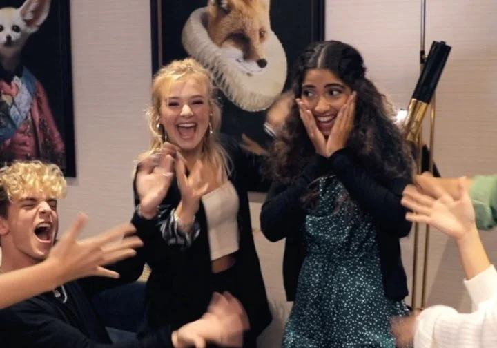 OMG! Heyoon, Sina, Sofya, Savannah e Josh finalmente se encontram com Nour, a nova integrante do NU!