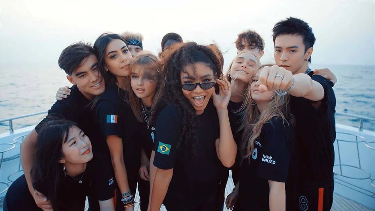 Now United: Simon Fuller promete turnê maior no Brasil em 2021 e elogia Any Gabrielly