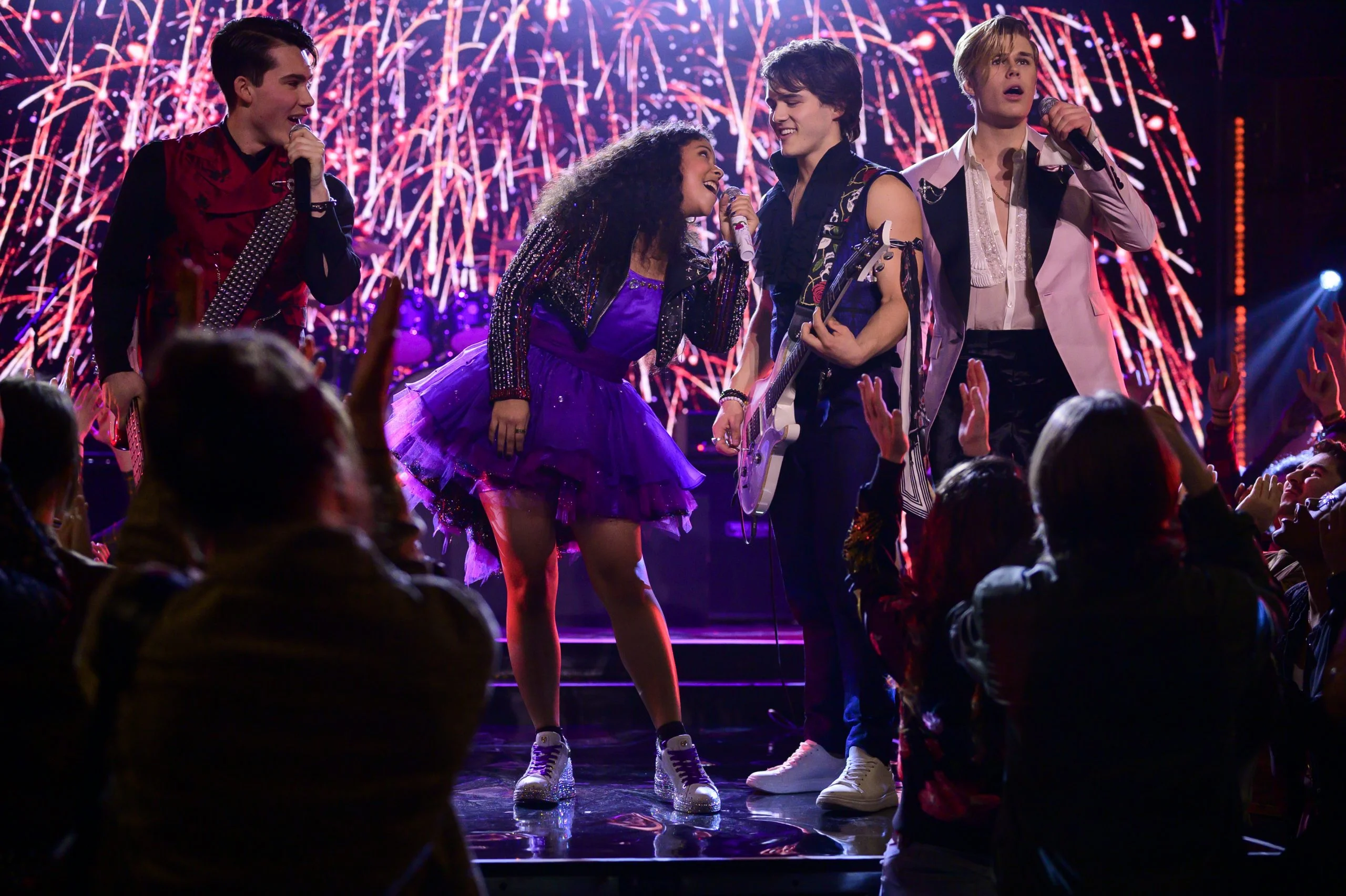 Ama ‘High School Musical’ e ‘Descendentes’? Então você precisa assistir ‘Julie and The Phantoms’!