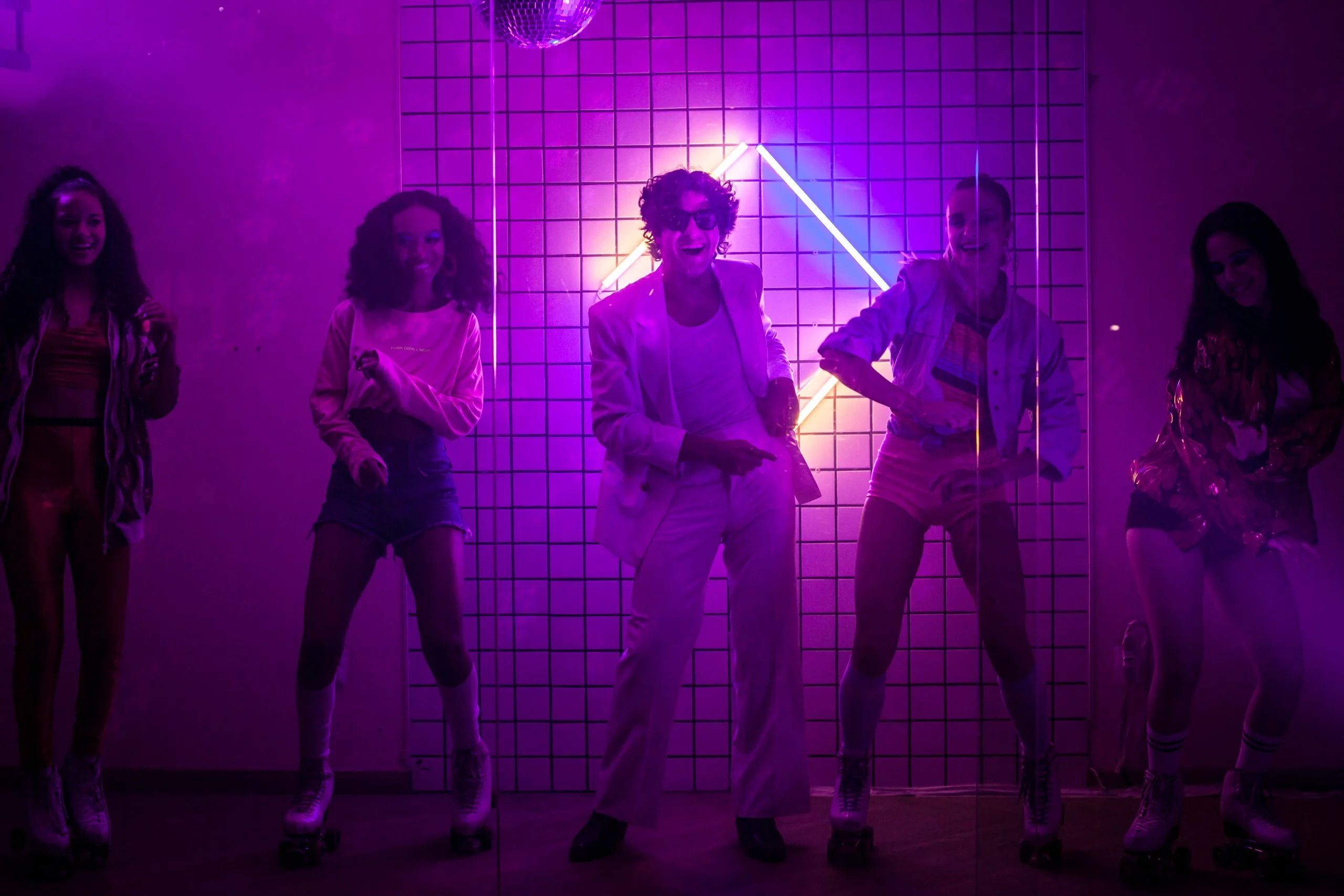 ‘Não Quero Mais’: Lucas Pretti lança continuação de ‘Me Faz de Bobo’ com clipe vibe anos 80