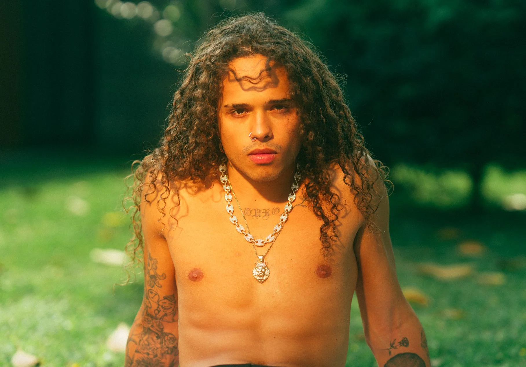 Com presença de Luísa Sonza, Biazin e Day, Vitão mostra bastidores da vida pessoal no clipe de ‘Califórnia’