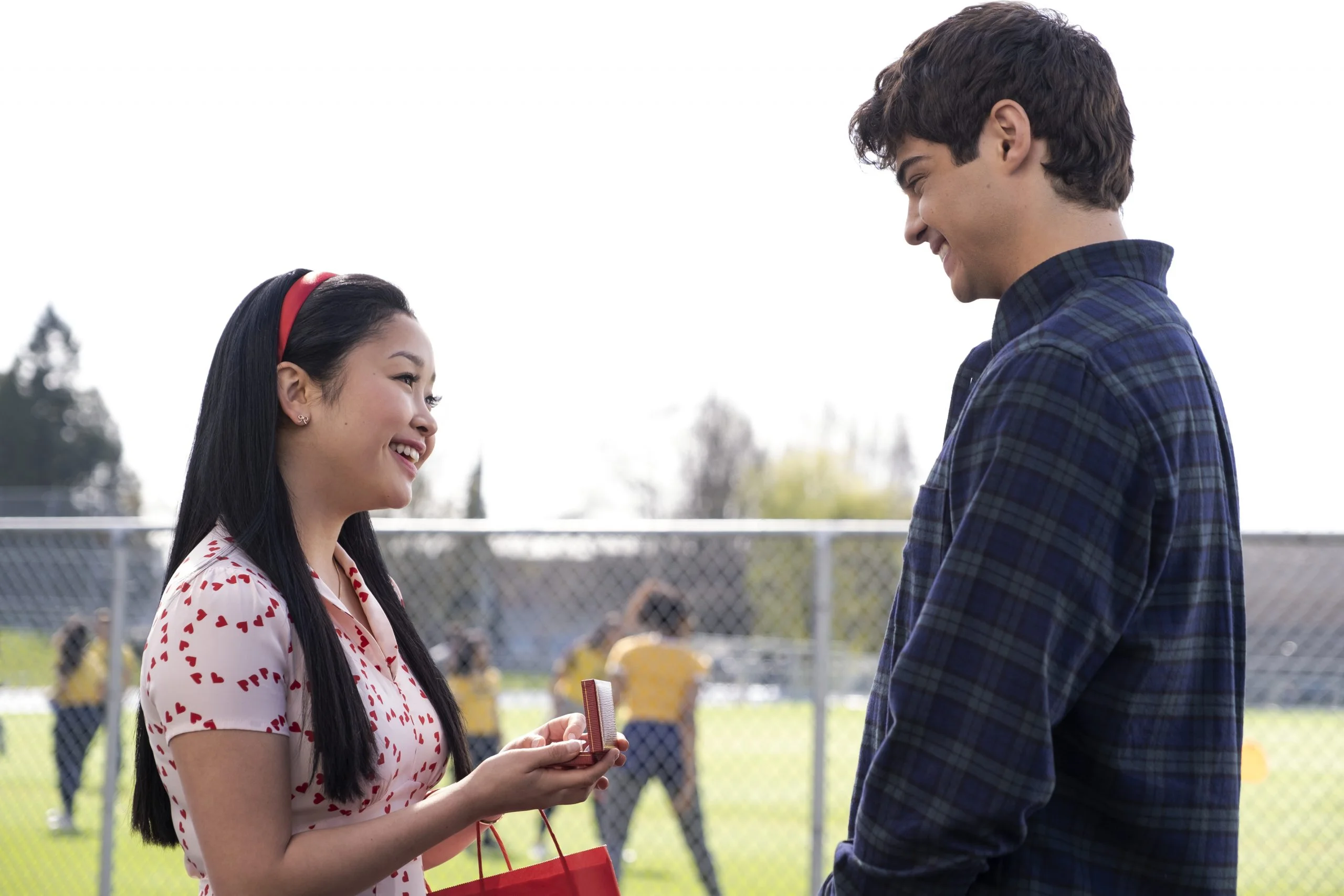 Noah Centineo muda de visual e é visto com Lana Condor! O que a Netflix está aprontando?