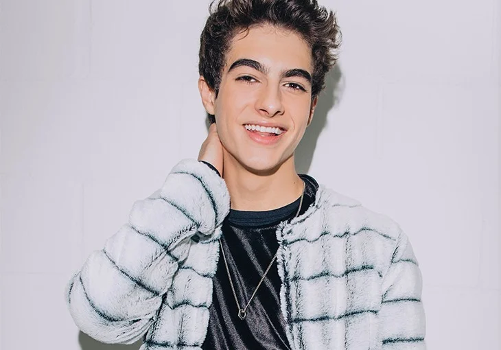 O ‘Cover FT’ da semana traz Lucas Burgatti cantando hit de um ídolo teen! Vem conferir