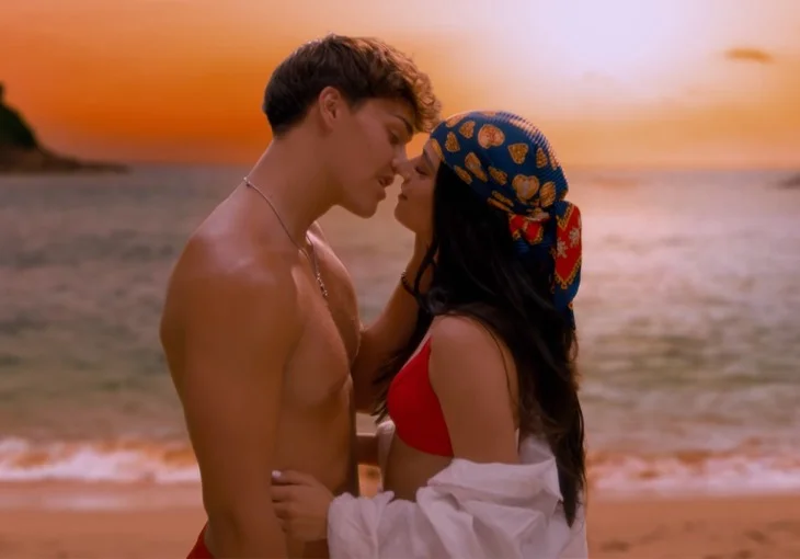 Com direito a beijão, Dixie D’Amelio e Noah Beck vivem um casal no clipe remix de ‘Be Happy’