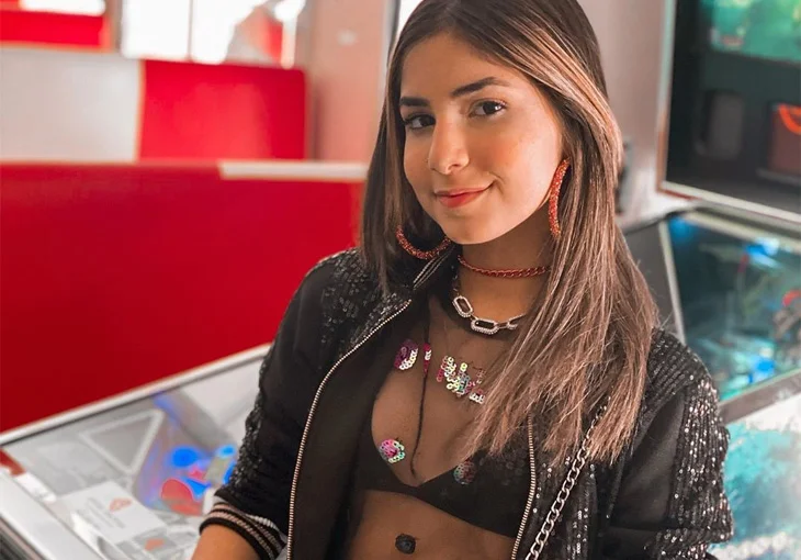 Gabyy Souza mostra detalhes de mudança de visual: ‘Amando minha transformação!’