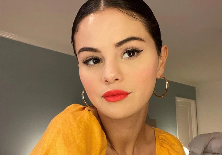 Selena Gomez mostra passo a passo da sua make do dia a dia e delineado perfeito!