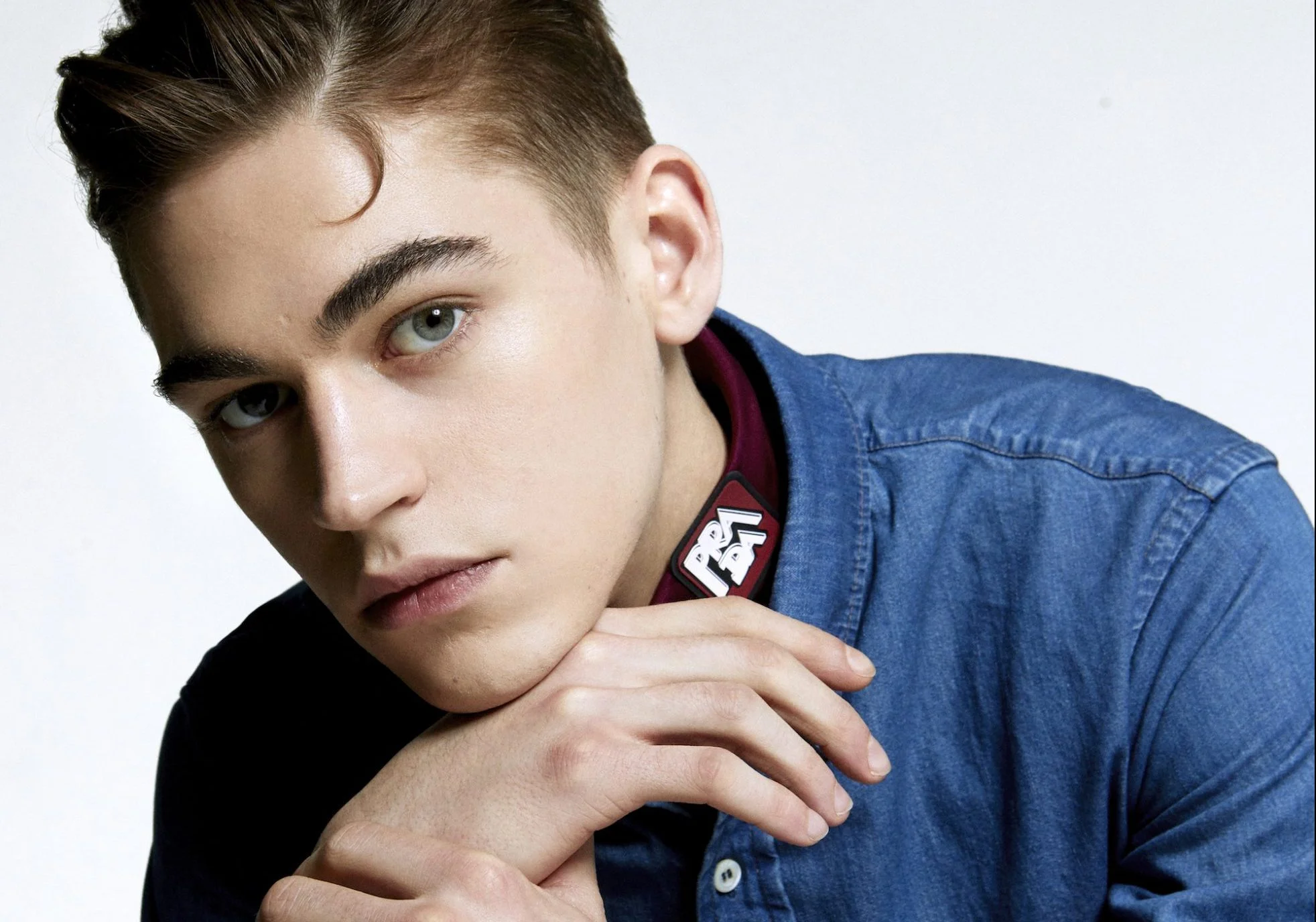 ‘After’: Gravações do terceiro filme começam e Hero dá um show de simpatia ao falar com fãs!