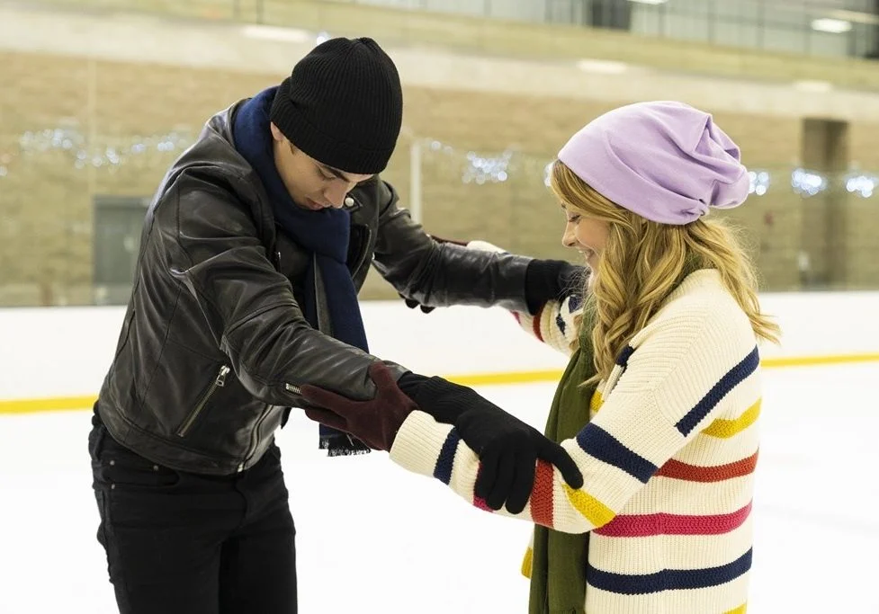 Josephine Langford fala sobre amadurecimento, distância e traumas no relacionamento de Tessa e Hardin!