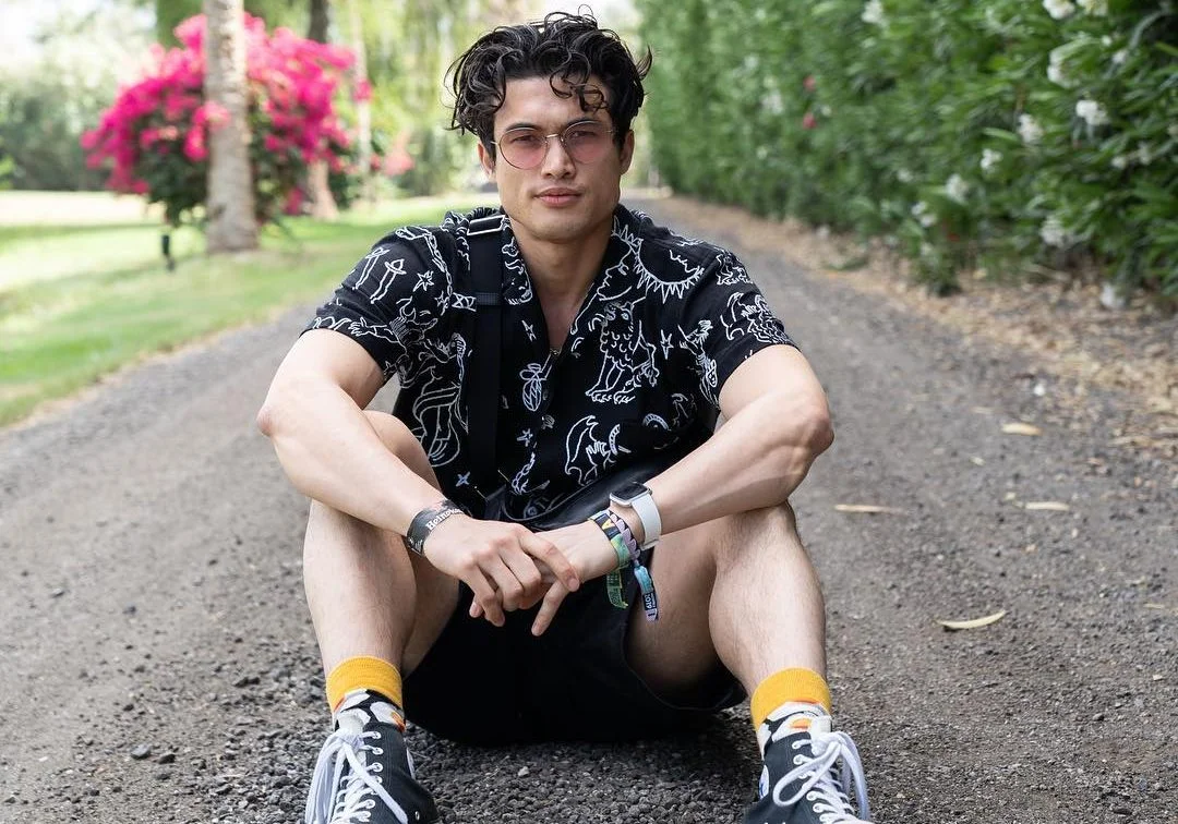 Charles Melton é substituído por ator de série da Netflix em nova comédia romântica!