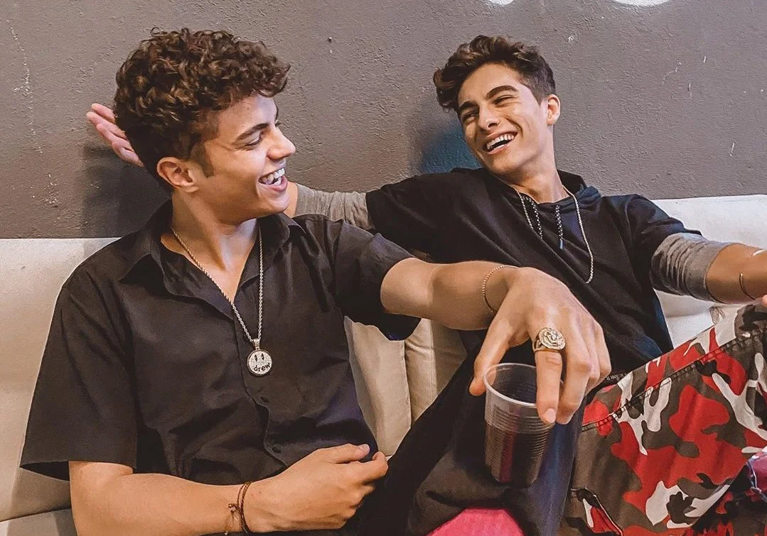 Quem sabe mais? Lucas Burgatti e Gu Paz tentam continuar as músicas do FT 2020!