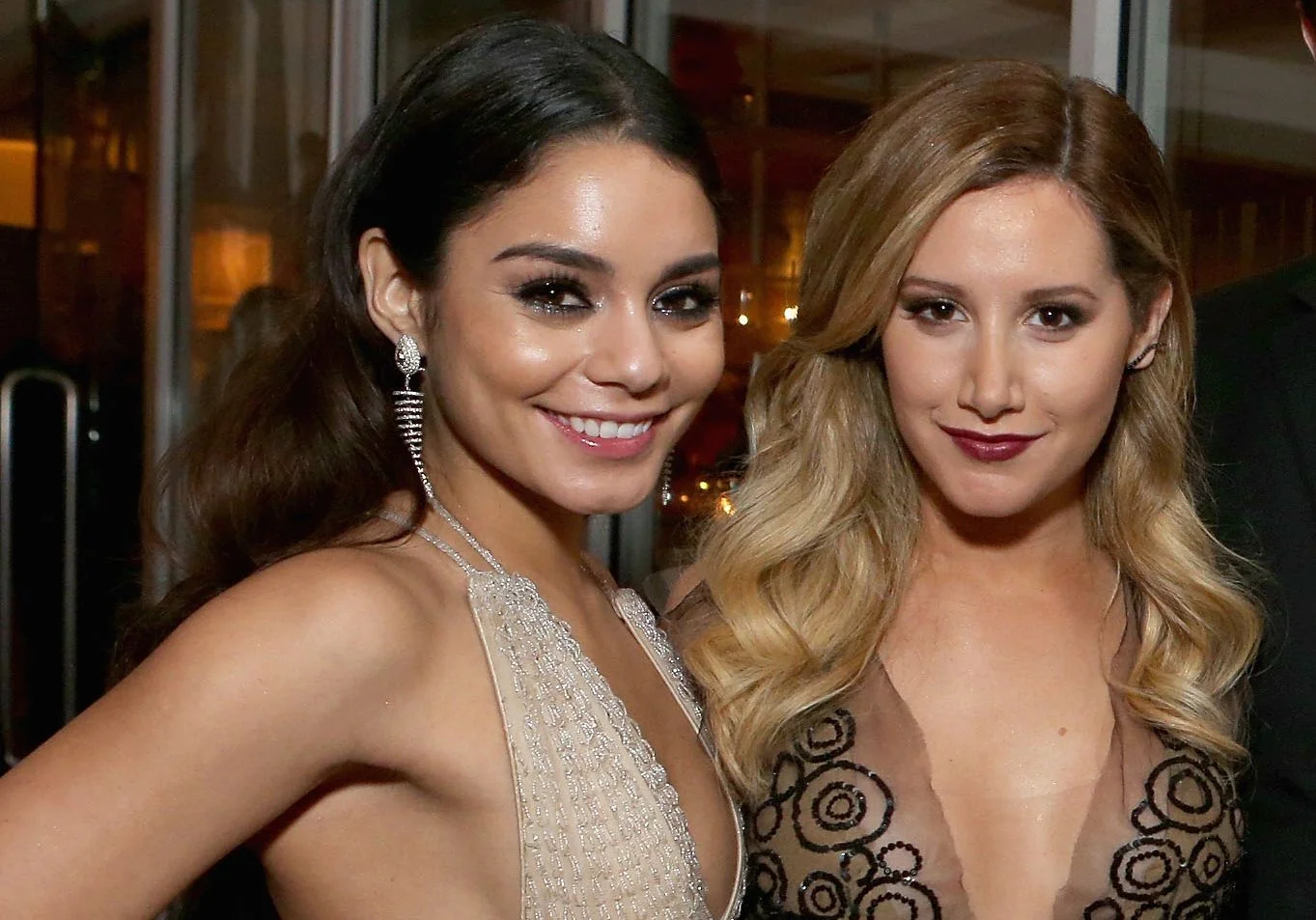 Em clima de Halloween, Ashley Tisdale compartilha fotos antigas com Vanessa Hudgens!