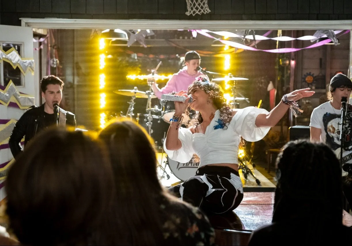 Diretor de ‘Julie and The Phatoms’ compartilha vídeo do ensaio de ‘Edge of Great’!