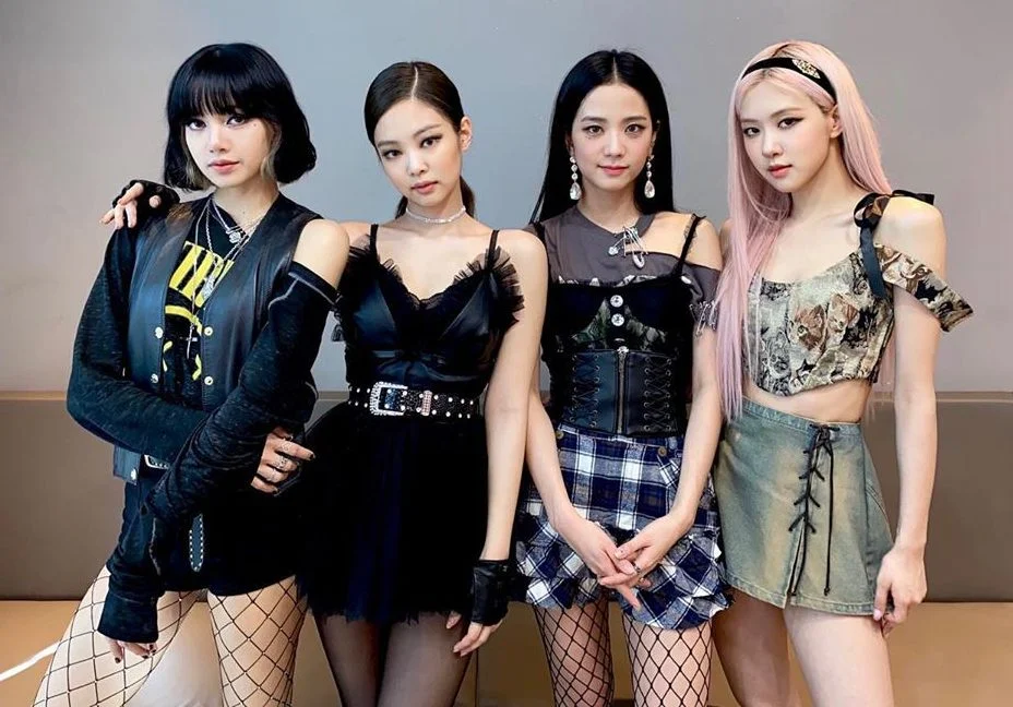 BLACKPINK faz primeira apresentação impecável de ‘Lovesick Girls’! Vem assistir