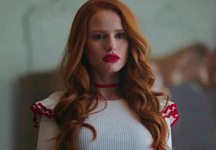 Cheryl, é você? Madelaine Petsch muda o visual para viver personagem em episódio de ‘Riverdale’