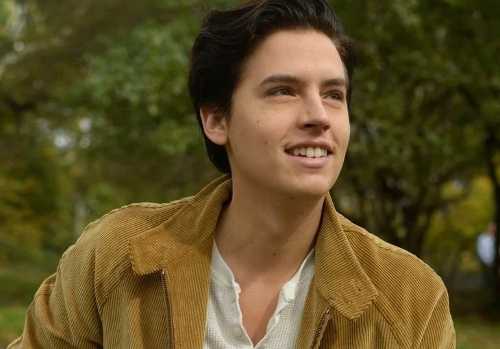 Cole Sprouse namorando? Ator aparece abraçando modelo e fãs estão surtando! Vem ver as fotos