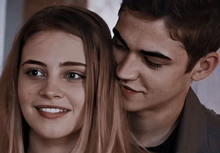 Josephine Langford e Hero Fiennes-Tiffin falam como é gravar as cenas quentes de ‘After’: “É um trabalho”