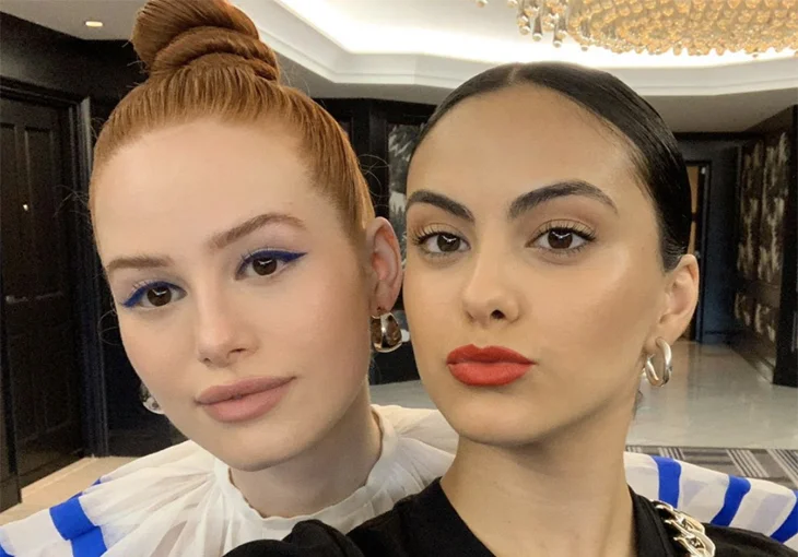 Você precisa ver Madelaine Petsch e Camila Mendes colocando looks de Halloween em seus cachorros!