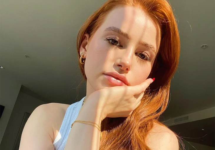Você precisa ver a Madelaine Petsch fazendo uma make de Halloween só escutando o tutorial!