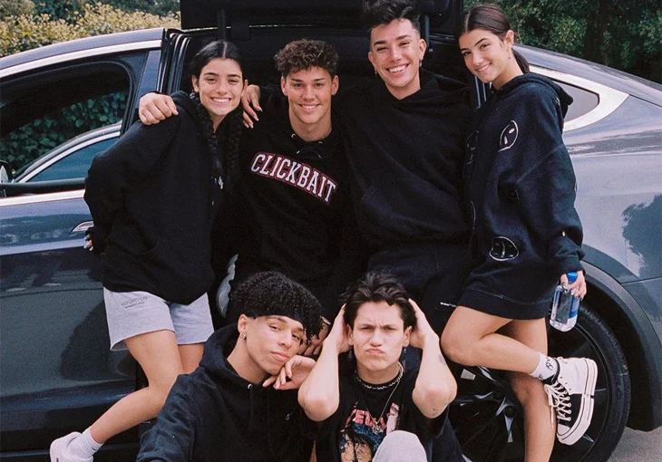 Você precisa ver Dixie e Charli D’Amelio com Noah Beck e outros em uma batalha de esculpir abóboras!