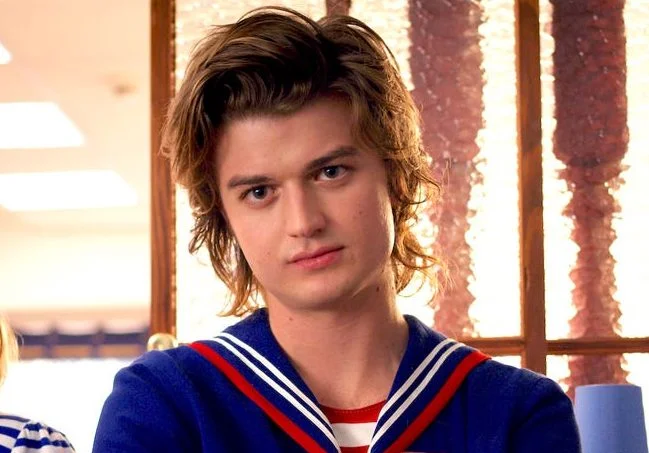 Steve vai deixar o Scoops Ahoys em ‘Stranger Things 4’? Essas fotos indicam que sim!
