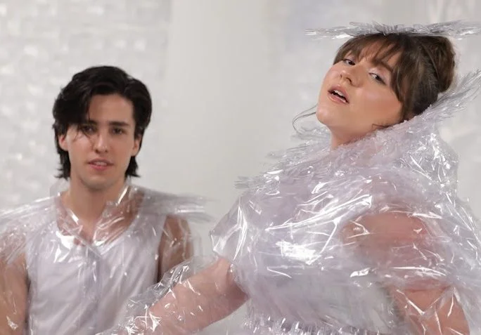 Jolt mostra que todas as formas de amor são possíveis no de clipe de ‘Mais um Pouco’