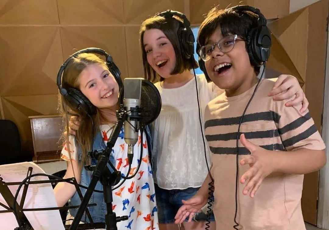 Giu Benite, Lorena Queiroz e Pedro Miranda são irmãos em filme natalino! Veja o trailer de ’10 Hora Para o Natal’