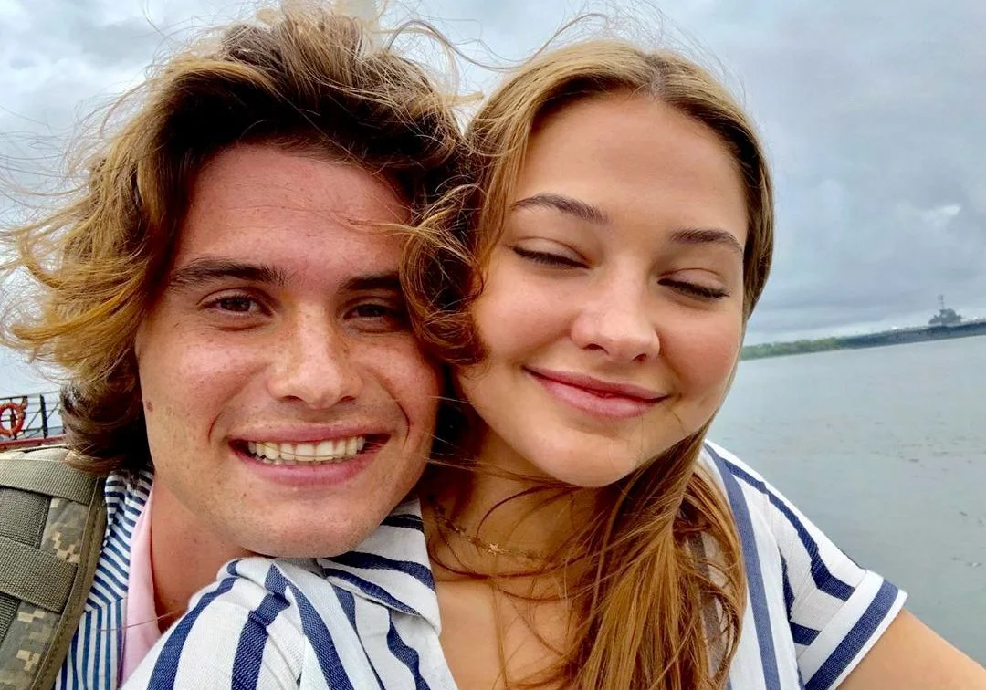Madelyn Cline revela que criou regras no namoro com Chase Stokes para as gravações de ‘Outer Banks 2’! Entenda