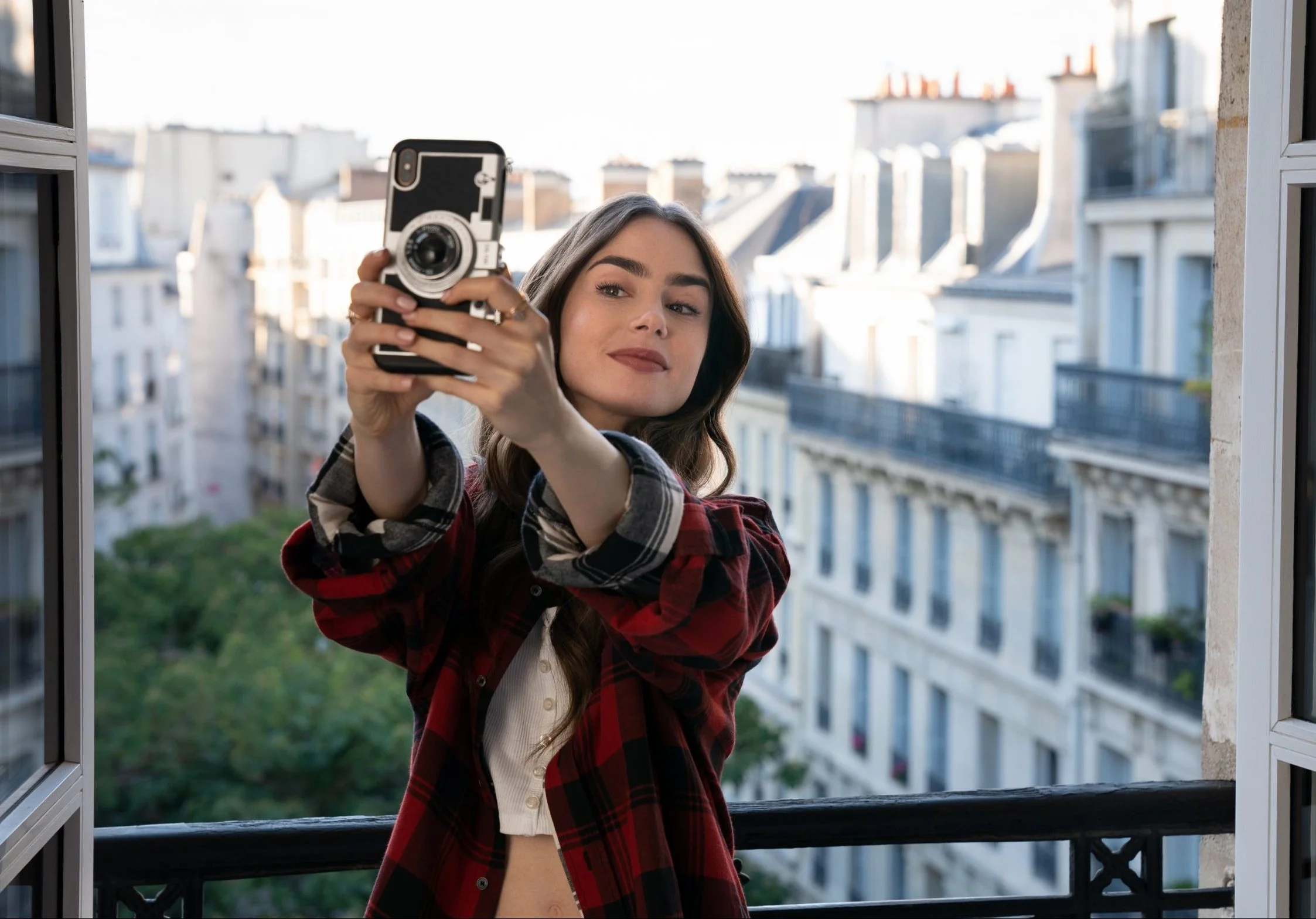 Netflix anuncia renovação de ‘Emily em Paris’ com vídeo divertidíssimo do elenco