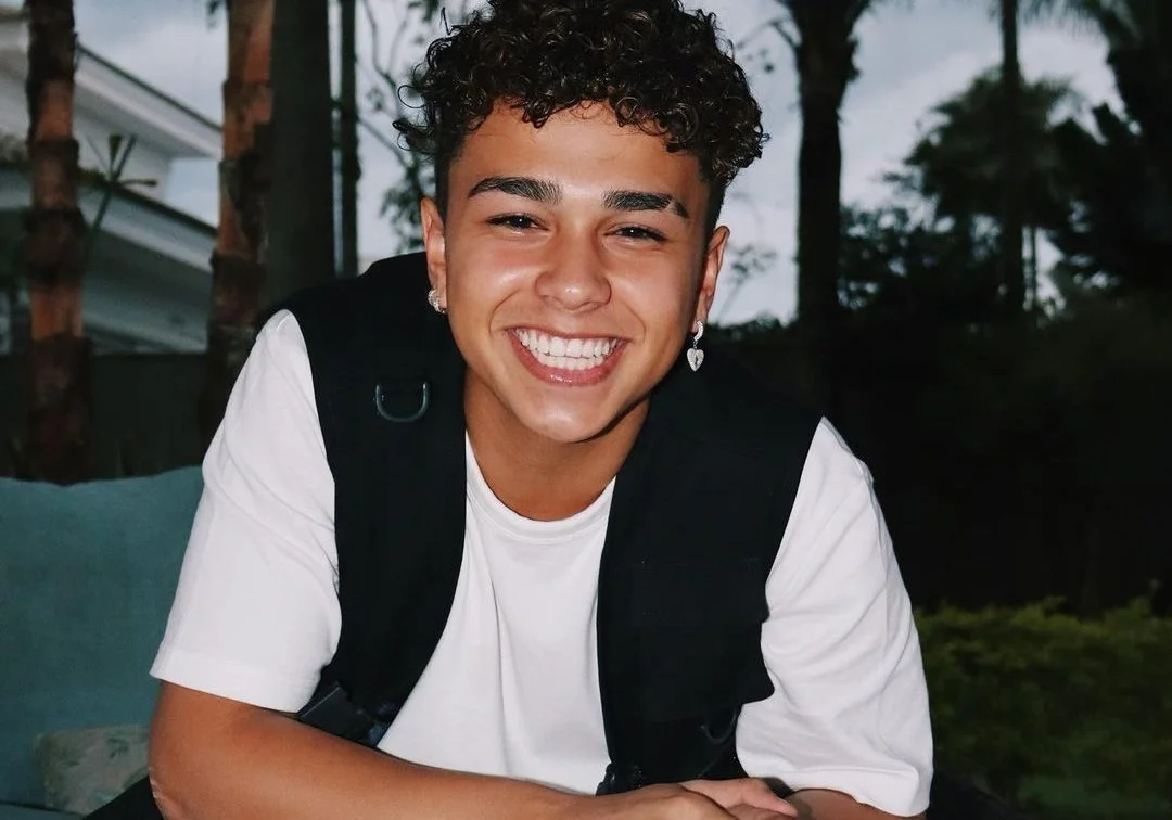 Com muitas cores e dançarinas, Pepê lança clipe agitado de ‘Mandar Vazar’! Vem assistir