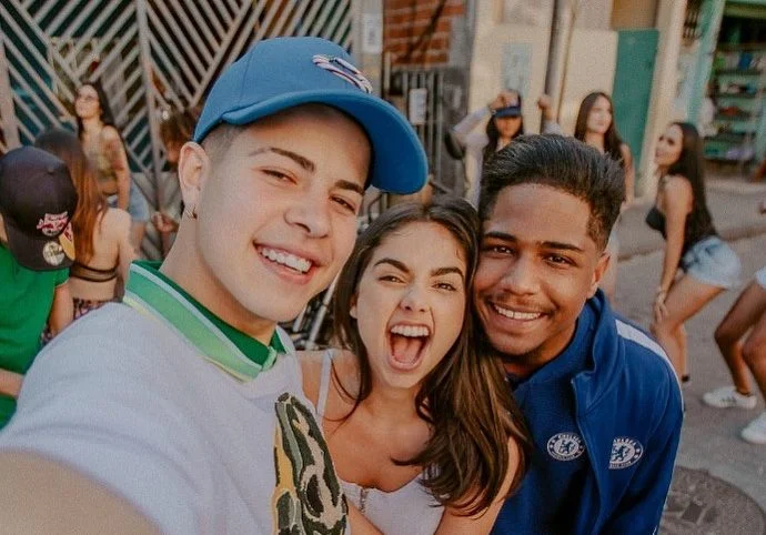 Baile funk no Tudum: MC Jottapê faz show e elenco de ‘Sintonia’ conta detalhes da série