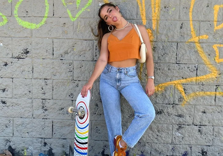 A Addison Rae tendo aula de skate e levando uns tombos é a melhor coisa que você vai ver hoje
