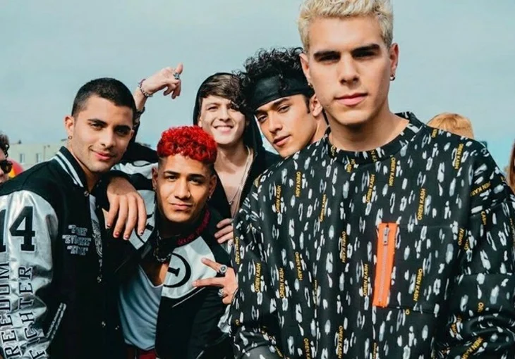 Com um estilo reggaeton lento e clipe em preto e branco, CNCO lança ‘Tan Enamorados’