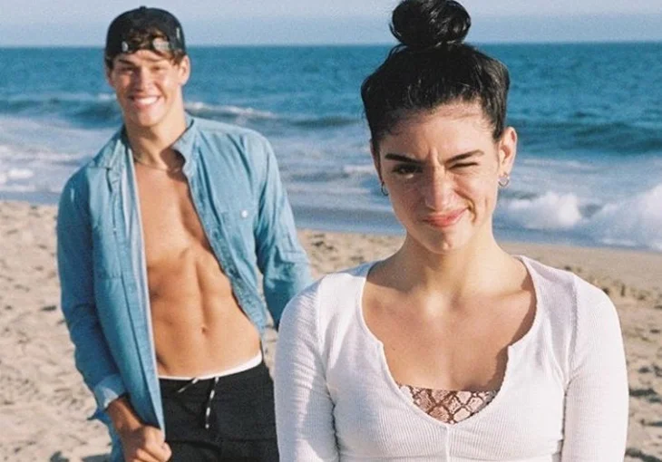 Teste de fidelidade? Dixie D’Amelio e Noah Beck viram tudo do celular do outro!