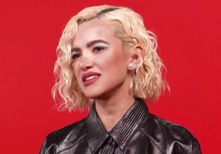 Manu Gavassi anuncia parceria com a Netflix através de um vídeo debochado e cheio de shade