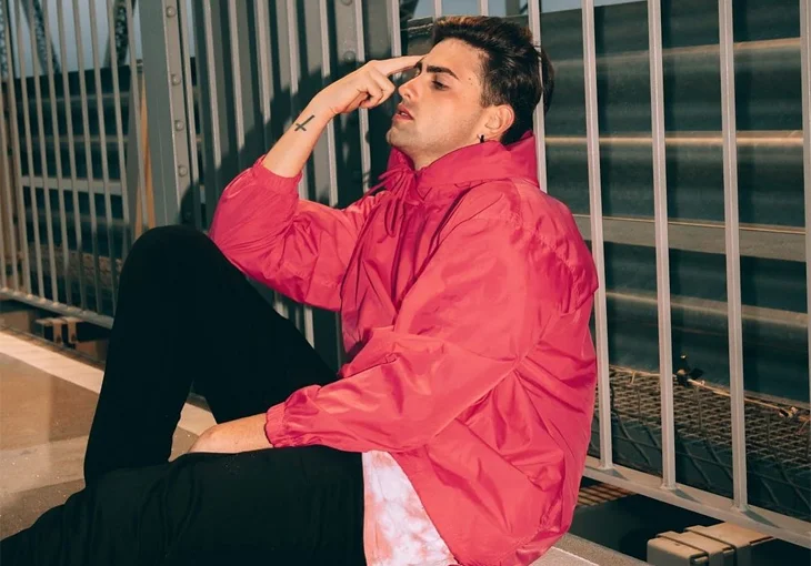 Roi… livro novo, né? Mario Junior lança ‘Por trás do @’ e conta tudo sobre sua vida