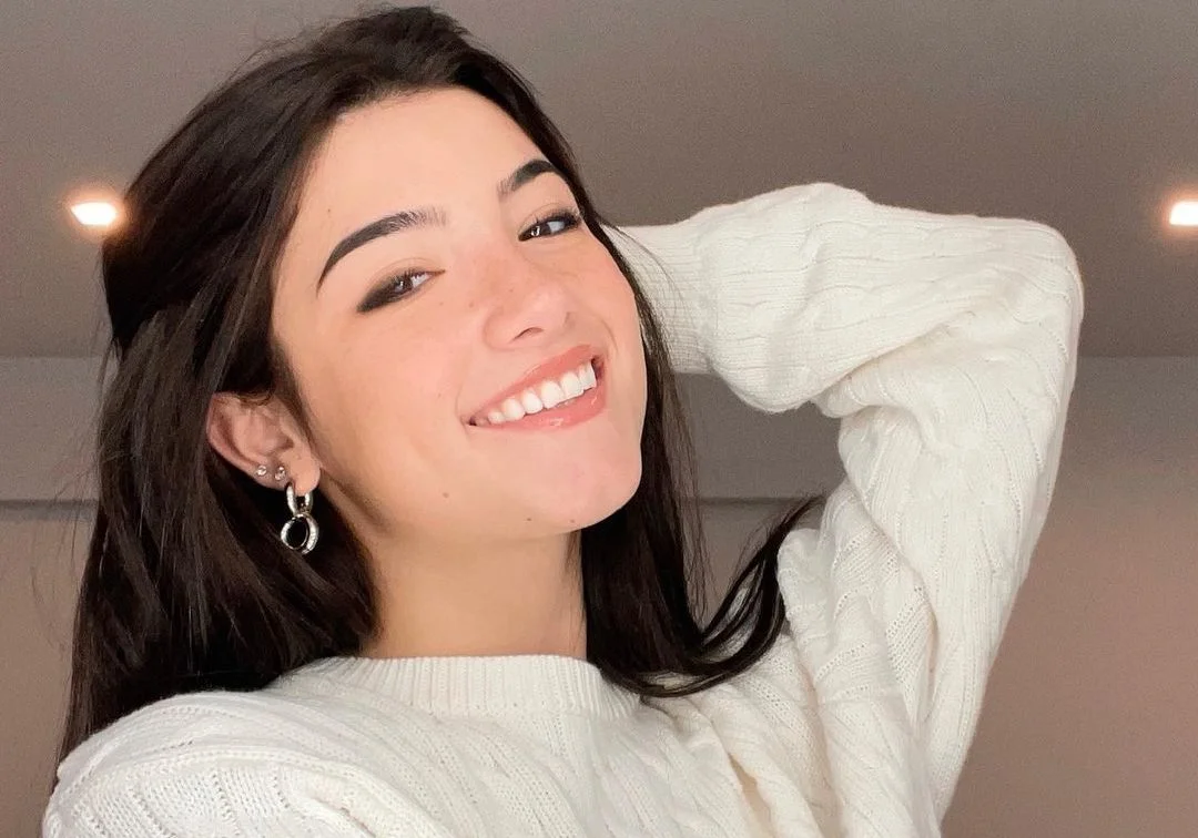 Charli D’Amelio abre coração sobre fama, livro lançado e dificuldades de manter relacionamentos