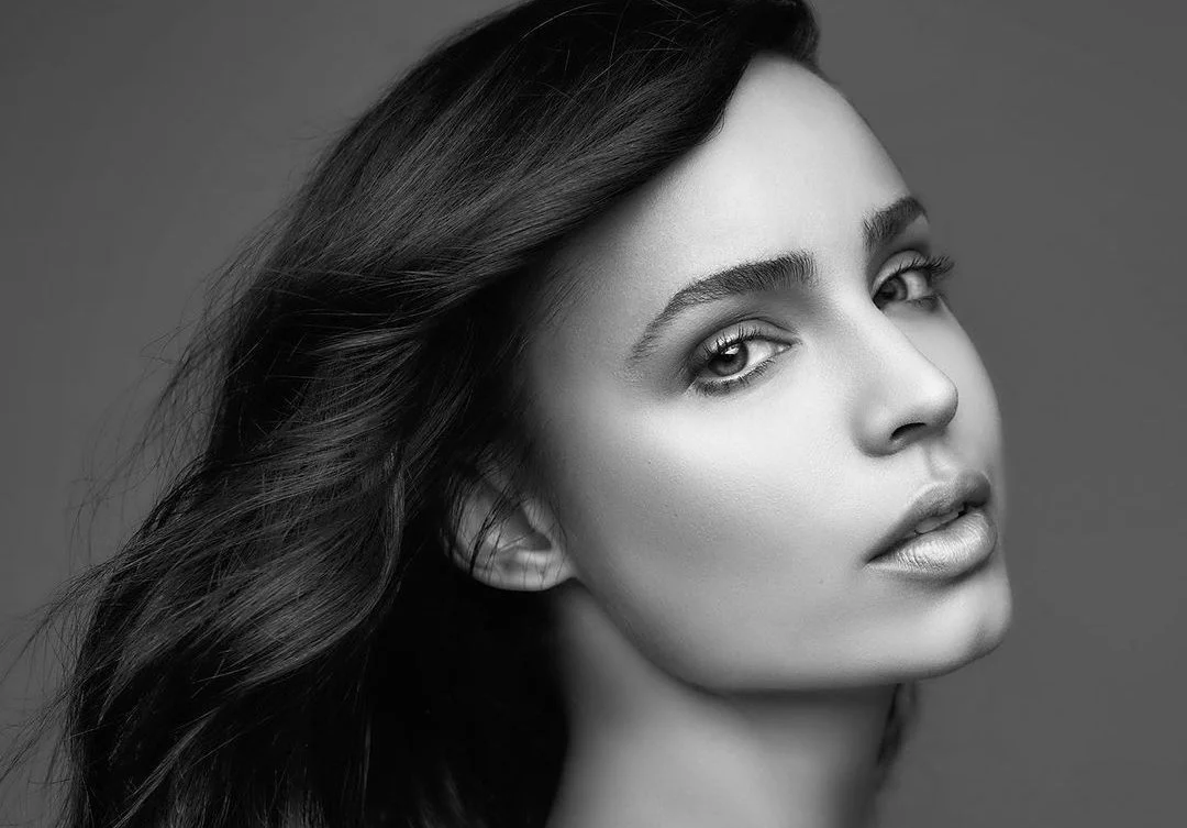 Mais um hino! Sofia Carson solta a voz e entrega um clipe lindo em ‘Hold On To Me’