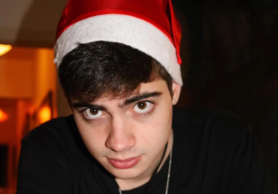 Fofo! Ed Prado encarna o Papai Noel e distribui presente de Natal pra seus amigos