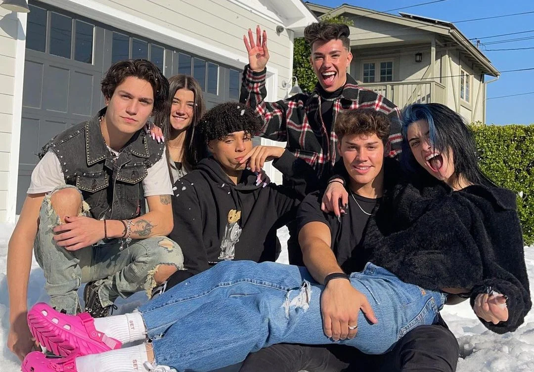 James Charles prepara amigo secreto e Charli ganha presente mega especial de Noah Beck! Vem assistir