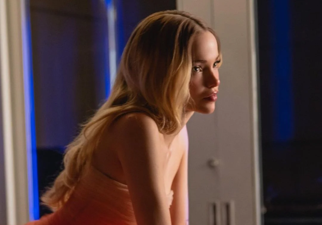 Dove Cameron sofre com a distância no clipe de ‘We Belong’! Vem assistir