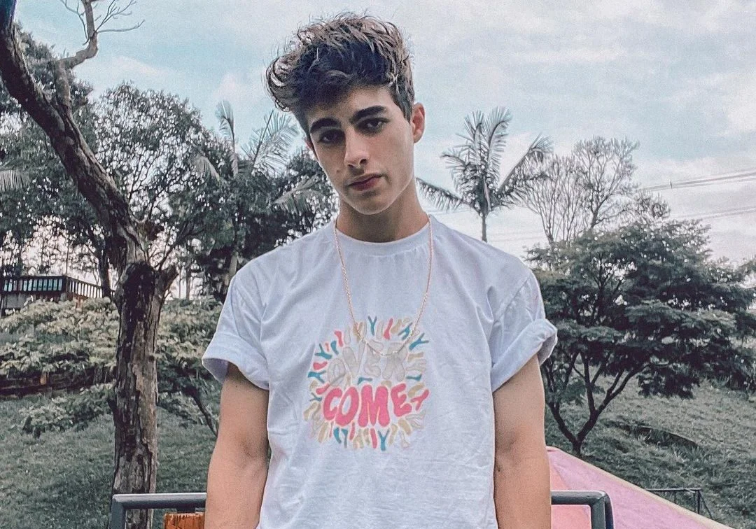 Briga pelo presente? Lucas Burgatti contou tudo sobre como é passar o final de ano ao lado de suas irmãs!