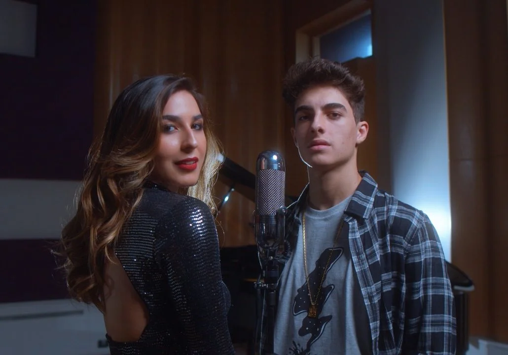 Luiza Dam e Lucas Burgatti fazem cover super intimista de ‘Inesquecível’! Vem ouvir