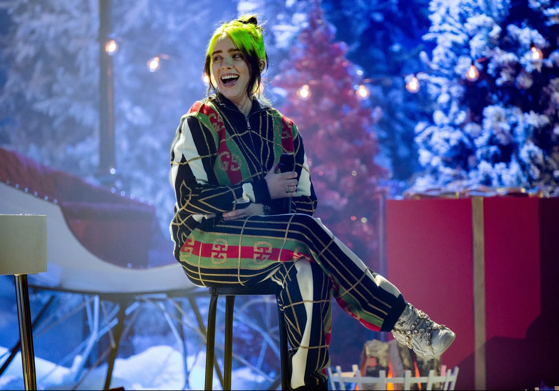Billie Eilish participa de especial de Natal e entrega uma performance belíssima! Assista